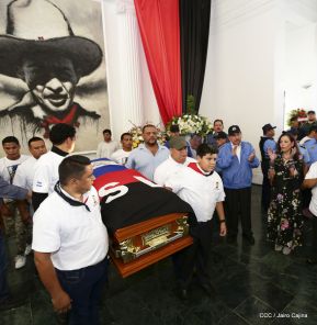 Homenaje al héroe del amor Bismarck Martínez