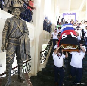 Homenaje al héroe del amor Bismarck Martínez