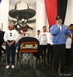 Homenaje al héroe del amor Bismarck Martínez