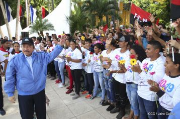 Comandante Carlos Fonseca, aquí estamos siempre luchando por la paz, porque queremos la paz