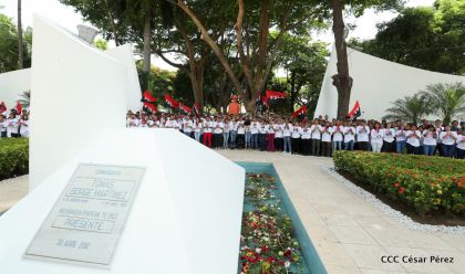 Comandante Carlos Fonseca, aquí estamos siempre luchando por la paz, porque queremos la paz