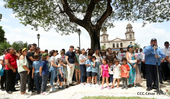 Comandante Carlos Fonseca, aquí estamos siempre luchando por la paz, porque queremos la paz