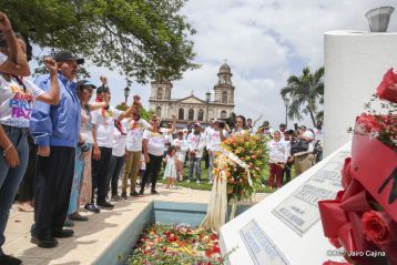 Comandante Carlos Fonseca, aquí estamos siempre luchando por la paz, porque queremos la paz