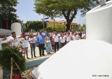 Comandante Carlos Fonseca, aquí estamos siempre luchando por la paz, porque queremos la paz