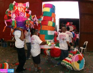 Gobierno distribuye piñatas y caramelos a familias del país