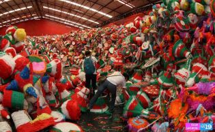 Gobierno distribuye piñatas y caramelos a familias del país