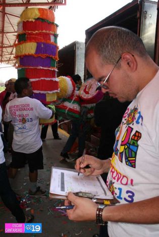 Gobierno distribuye piñatas y caramelos a familias del país