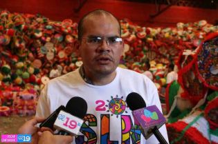 Gobierno distribuye piñatas y caramelos a familias del país