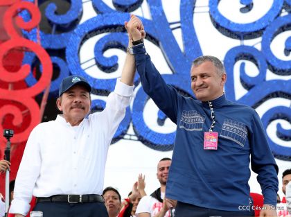 40/19 ¡Siempre Más Allá! celebrando la esperanza, el amor y la paz