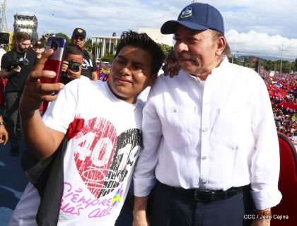 40/19 ¡Siempre Más Allá! celebrando la esperanza, el amor y la paz