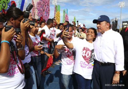 40/19 ¡Siempre Más Allá! celebrando la esperanza, el amor y la paz