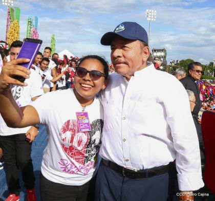 40/19 ¡Siempre Más Allá! celebrando la esperanza, el amor y la paz
