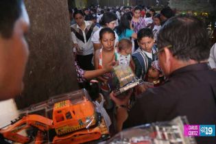 Familias participan en último día del novenario al Niño Dios