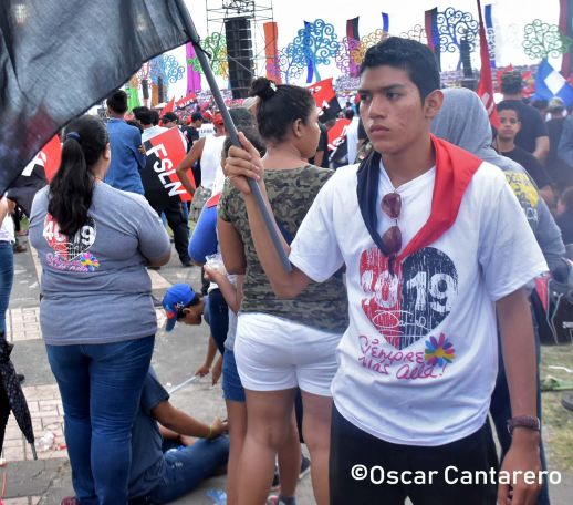   La muchedumbre amorosa y las camisetas 40-19