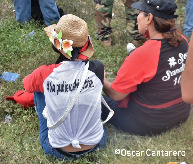   La muchedumbre amorosa y las camisetas 40-19