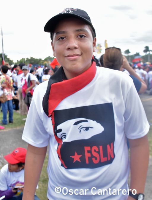   La muchedumbre amorosa y las camisetas 40-19