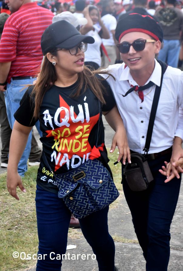   La muchedumbre amorosa y las camisetas 40-19