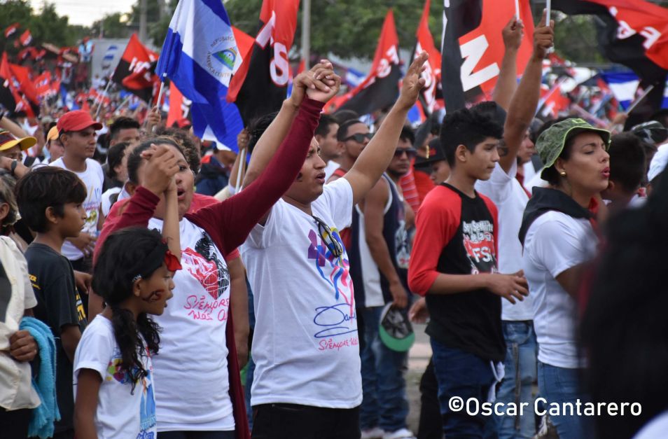   La muchedumbre amorosa y las camisetas 40-19