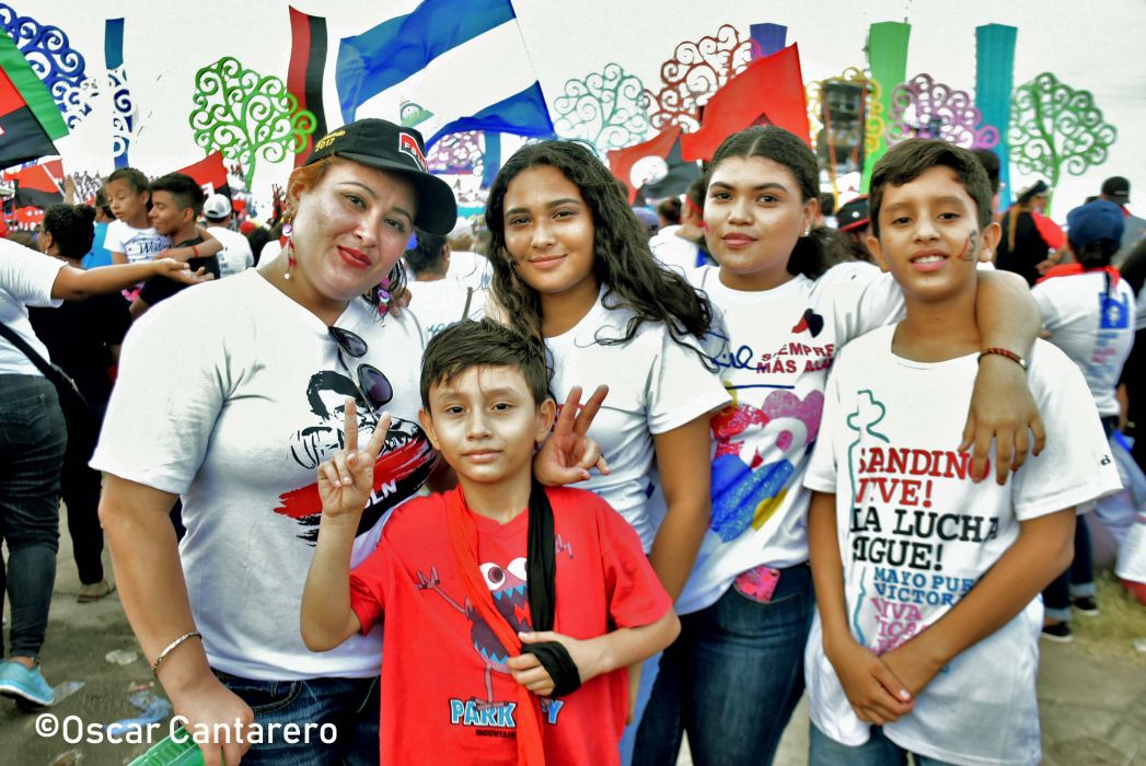   La muchedumbre amorosa y las camisetas 40-19