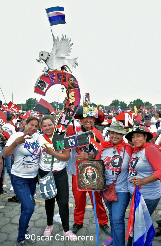   La muchedumbre amorosa y las camisetas 40-19