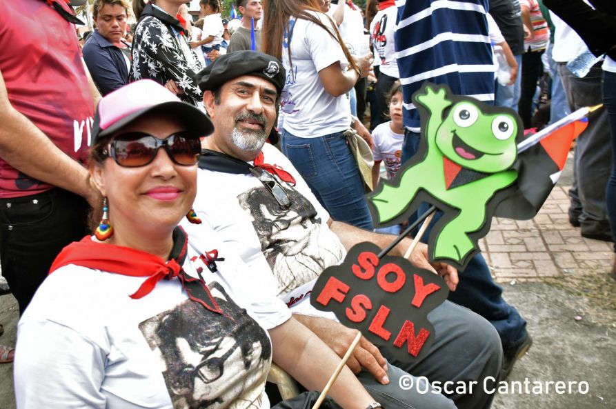   La muchedumbre amorosa y las camisetas 40-19