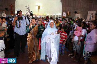 Familias participan en último día del novenario al Niño Dios