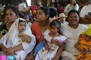 Familias participan en último día del novenario al Niño Dios