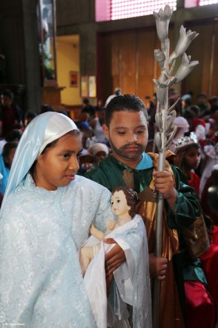 Familias participan en último día del novenario al Niño Dios