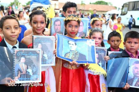 Leoneses conmemoran 131 aniversario de la publicación de Azul de Rubén Darío