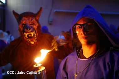 Leoneses conmemoran 131 aniversario de la publicación de Azul de Rubén Darío