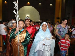 Familias participan en último día del novenario al Niño Dios