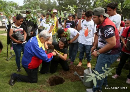 Celebran el 65 natalicio del comandante Hugo Chávez