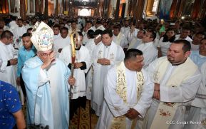 Familias católicas de Occidente despiden a Monseñor Bosco Vivas Robelo