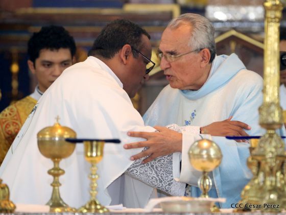 Familias católicas de Occidente despiden a Monseñor Bosco Vivas Robelo