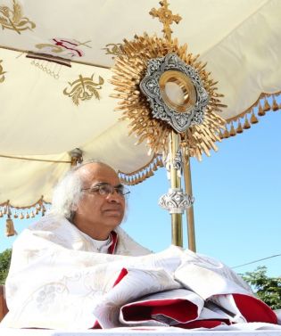 Miles de feligreses festejan el año nuevo con solemne procesión del Santísimo y eucaristía