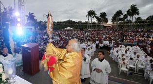 Miles de feligreses festejan el año nuevo con solemne procesión del Santísimo y eucaristía