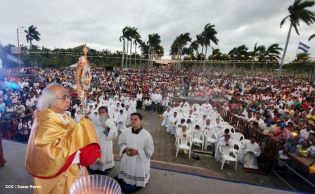 Miles de feligreses festejan el año nuevo con solemne procesión del Santísimo y eucaristía