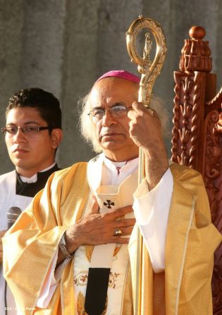 Miles de feligreses festejan el año nuevo con solemne procesión del Santísimo y eucaristía