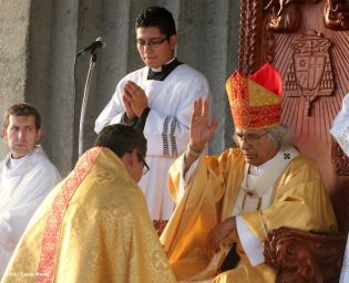 Miles de feligreses festejan el año nuevo con solemne procesión del Santísimo y eucaristía
