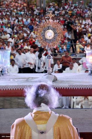 Miles de feligreses festejan el año nuevo con solemne procesión del Santísimo y eucaristía