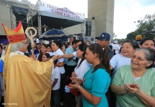 Miles de feligreses festejan el año nuevo con solemne procesión del Santísimo y eucaristía