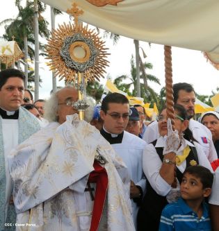 Miles de feligreses festejan el año nuevo con solemne procesión del Santísimo y eucaristía