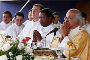 Miles de feligreses festejan el año nuevo con solemne procesión del Santísimo y eucaristía