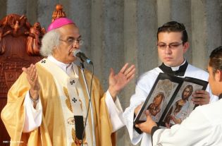 Miles de feligreses festejan el año nuevo con solemne procesión del Santísimo y eucaristía