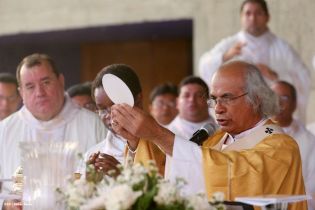 Miles de feligreses festejan el año nuevo con solemne procesión del Santísimo y eucaristía