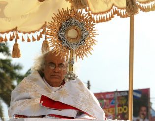 Miles de feligreses festejan el año nuevo con solemne procesión del Santísimo y eucaristía