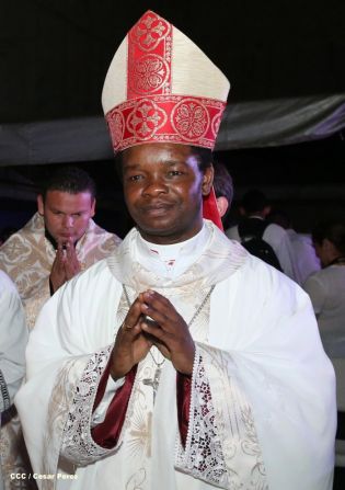 Miles de feligreses festejan el año nuevo con solemne procesión del Santísimo y eucaristía