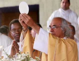 Miles de feligreses festejan el año nuevo con solemne procesión del Santísimo y eucaristía