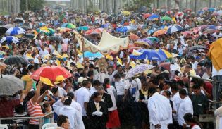 Miles de feligreses festejan el año nuevo con solemne procesión del Santísimo y eucaristía