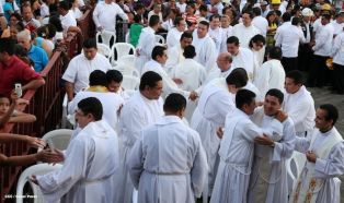 Miles de feligreses festejan el año nuevo con solemne procesión del Santísimo y eucaristía
